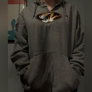 Oversized men’s extra large Missouri school hoodie! Very comfortable!